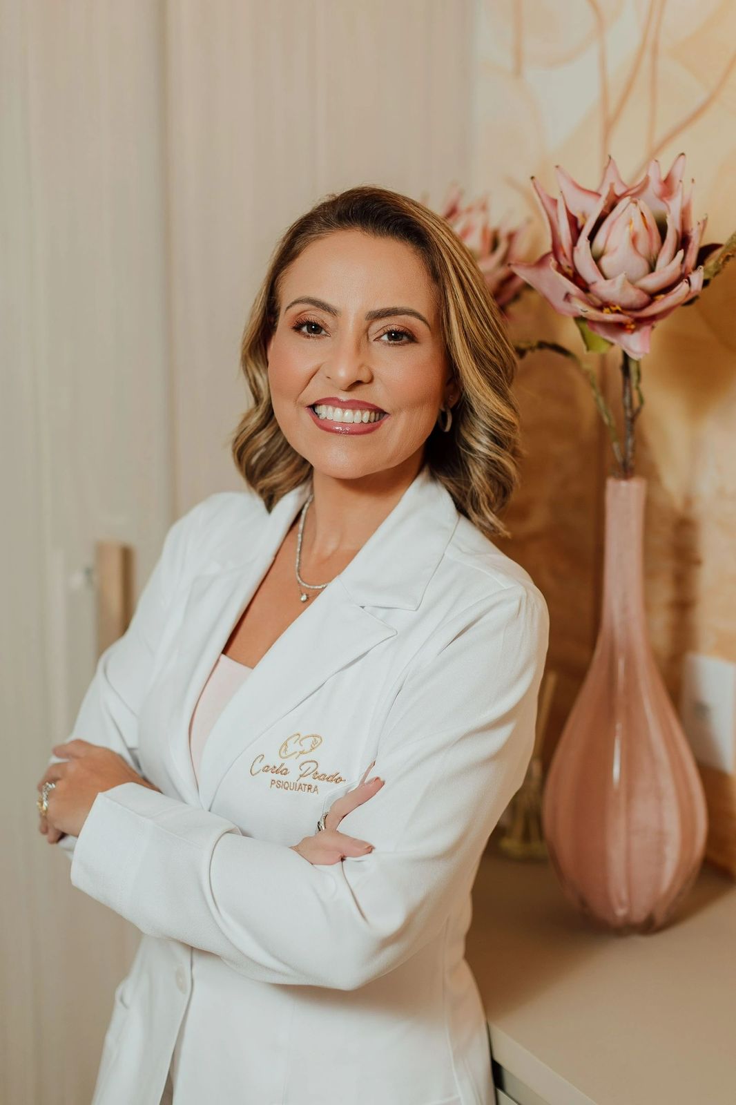 Dra. Carla com o dispositivo de fotobiomodulação